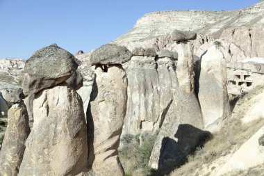 Kızıl Vadi, Kapadokya bölgesinde (Türkiye) ünlü aşınmış kayaların peri bacalarıyla manzarası).