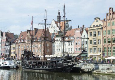 Gdansk 'taki Motlawa Nehri setine demirlemiş eski bir geminin manzarası (Polonya)).