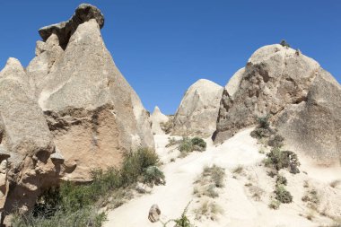 Kapadokya bölgesinde aşınmış Kızıl Vadi 'nin sonsuz geçitleri sallanıyor (Türkiye).
