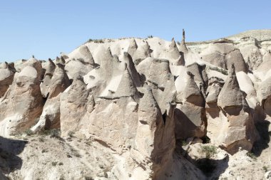 Kapadokya 'nın Kızıl Vadi bölgesindeki ünlü aşınmış kayaların manzarası (Türkiye).