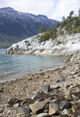 Kaçakçı Koyu sahili manzarası ve sonbaharın başlarında aşınmış kayalar (Skagway, Alaska).