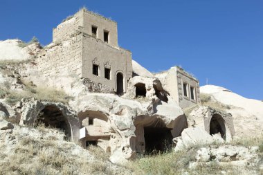 Kapadokya bölgesindeki Cavusin köyünde (Türkiye) tek bir yerleşim yeri olarak inşa edilen ev ve mağara manzarası).