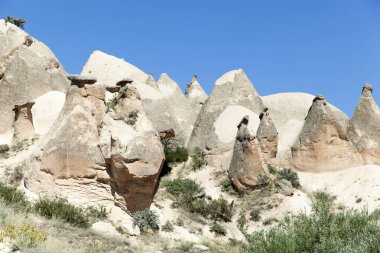 Kızıl Vadi 'nin ünlü aşınmış kayaları, kapadokya bölgesinin tepesindeki taşlar (Türkiye) manzarası).