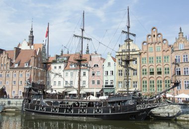 Gdansk 'a demirlemiş eski bir geminin manzarası Motlawa Nehri seti (Polonya).