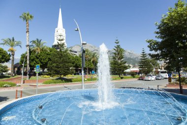 Çeşmenin sabah manzarası ve Kemer tatil beldesinde bir park (Türkiye).