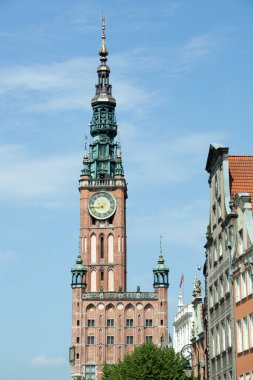 Gdansk eski kasabasında (Polonya) tarihi belediye kulesi manzarası).