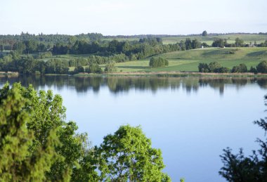 Neman Nehri kıyı şeridinin ilkbaharda yansıyan manzarası (Litvanya)).