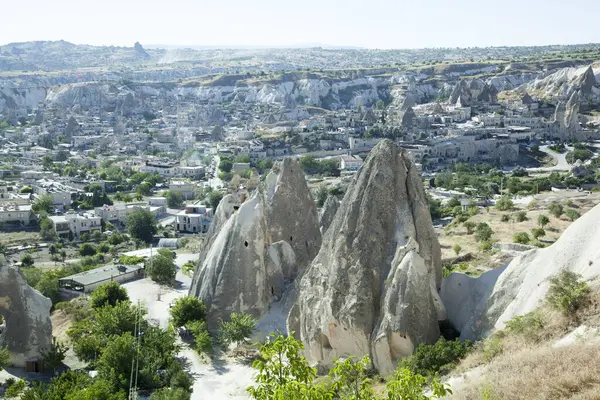 Kapadokya bölgesindeki konut evleri arasında aşınmış kayalarla Goreme turizm kasabasının havadan görüntüsü (Türkiye)).