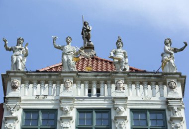 Gdansk 'ın eski bir kasabasında (Polonya) heykellerin bulunduğu dış görünüş).