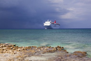 Büyük Cayman Adaları (Cayman Adaları) yakınlarında sürüklenen bir yolcu gemisinin üzerinde karanlık bir gökyüzünün manzarası).