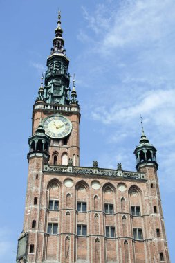 Geleneksel saat ve güneş saati ile (Polonya) 83 metre yüksekliğindeki 15. yüzyıl Gdansk belediye binasının manzarası).