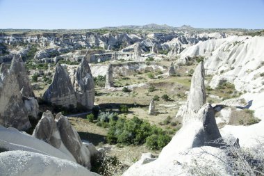 Kapadokya 'nın Rose Valley bölgesindeki aşınmış kaya oluşumunun manzarası (Türkiye).