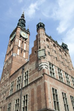 15. yüzyılın tarihi Gdansk Belediye Binası manzarası saat ve güneş saatiyle (Polonya).