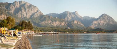 Kemer tatil beldesinde (Türkiye) sabah erken saatlerde panoramik plaj manzarası).