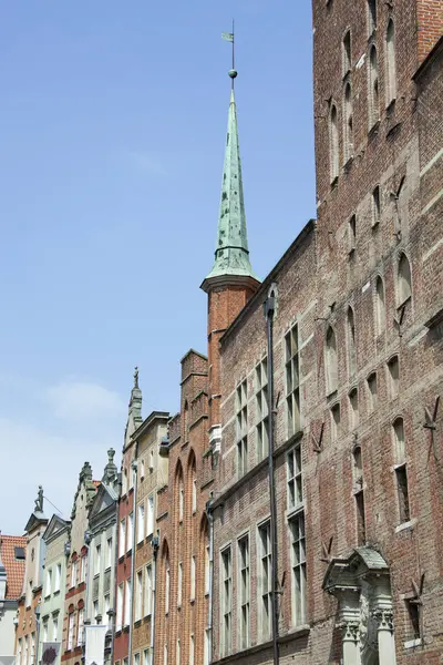 Gdansk 'taki tarihi ortaçağ evlerinin manzarası (Polonya).