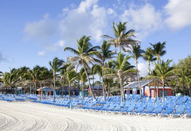 Küçük Stirrup Cay Adası 'ndaki (Bahamalar) hala boş olan turist plajının sabah manzarası).