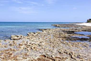 Cayman Adaları 'ndaki Büyük Cayman Adası' ndaki George Town 'daki Kayalık Yedi Mil Sahili manzarası).