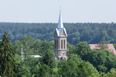 Birstonas tatil köyünün manzarası yaz boyunca ağaçlarla çevrili olan kilise kulesi (Litvanya)).