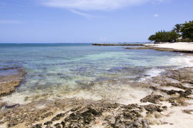 Büyük Cayman Adaları 'ndaki George Town' daki ünlü Seven Mile Sahili manzarası).