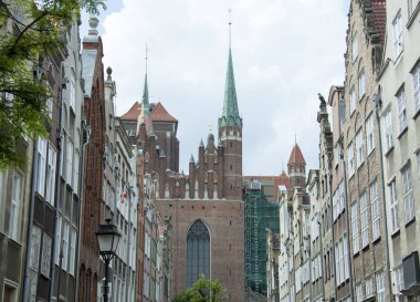 16. yüzyıl St. Mary Katolik Kilisesi (Polonya) ve Gdansk eski kasaba evleri manzarası).