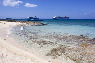 Büyük Cayman Adası 'nın manzarası Seven Mile Sahili ve George Town (Cayman Adaları) yakınlarında sürüklenen yolcu gemileri).