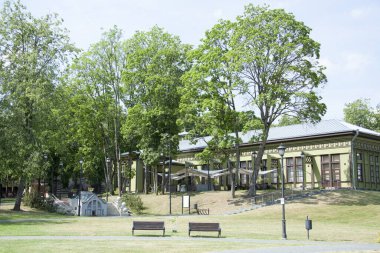 Birstonas tatil köyündeki tarihi maden suyu istasyonu (Litvanya) ile kamu parkının yaz manzarası).