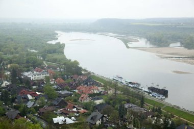 Kazimierz Dolny tarihi kenti ve Vistula Nehri 'nin yağışlı manzarası (Polonya).