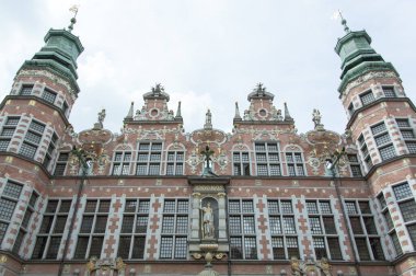 Gdansk eski kasabasında (Polonya) tarihi 17. yüzyıla ait heykellerin dış cephesi.).