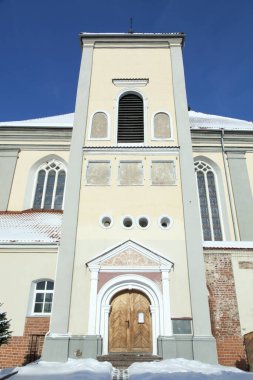 Kaunas 'taki Kutsal Üçleme Kilisesi' nin (Litvanya) 17. yüzyıl girişinin manzarası).