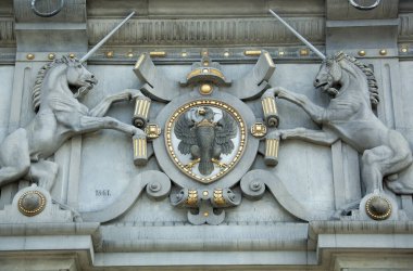Gdansk 'ın eski kasabasında Polonya arması olan tarihi binanın dış görünüşü..