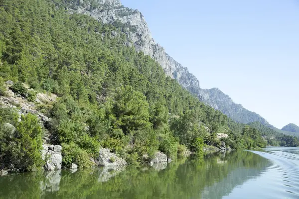 Karacaoren Gölü 'nün dik kayalık kıyı manzarası ve Antalya' da bir dağ (Türkiye)).