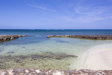 Grand Cayman Adası Seven Mile Sahili 'nde (Cayman Adaları) şeffaf suları olan doğal bir körfezin manzarası).