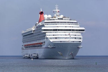 Grand Cayman Adası (Cayman Adaları) yakınlarında sürüklenen büyük bir yolcu gemisinin sabah görüntüsü).