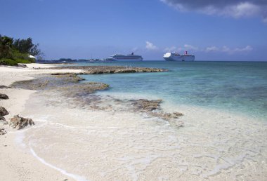 Ünlü Grand Cayman adası Seven Mile Beach 'in manzarası ve arka planda George Town yakınlarındaki sürüklenen yolcu gemileri (Cayman Adaları)).