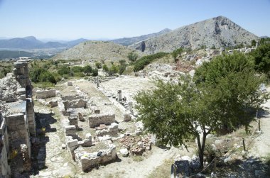 Sagalassos antik şehir arkeoloji sahasının havadan görünüşü ve sağdaki Büyük İskender Tepesi (Türkiye).