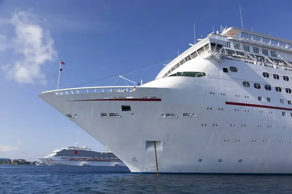 Büyük Cayman Adası 'ndaki (Cayman Adası) George Town' a gelen iki büyük yolcu gemisinin sabah görüntüsü).