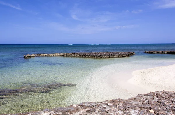 Büyük Cayman Adaları 'ndaki (Cayman Adaları) kayalarla çevrili Seven Mile Sahili manzarası).