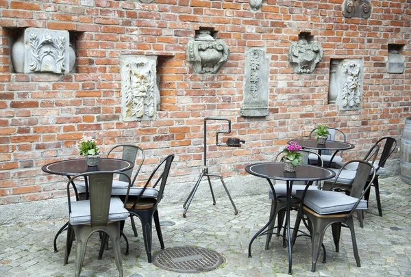 Blick Auf Cafétische Freien Neben Einem Gotischen Gebäude Mit Historischer Stockfoto