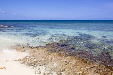 Grand Cayman Adası 'ndaki (Cayman Adaları) Seven Mile Beach' in renkli sularının manzarası).