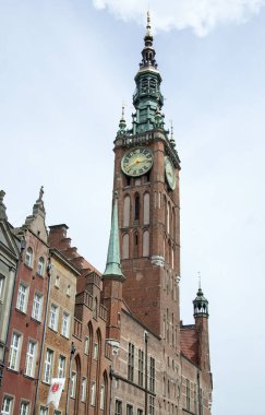 83 metre yüksekliğindeki 15. yüzyıl belediye binasının manzarası ve Gdansk şehrinin armasını gösteren bayrak (Polonya).