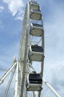 Gdansk eski kasabasında (Polonya) arka planda bulutlu gökyüzü olan uzun bir gözlem teknesinin soyut görüntüsü).