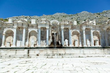 Çeşmenin manzarası, Sagalassos antik kenti olan Türkiye 'deki arkeoloji sahası Sagalassos antik kentinde akan dağ suyuyla harabe haline geldi..
