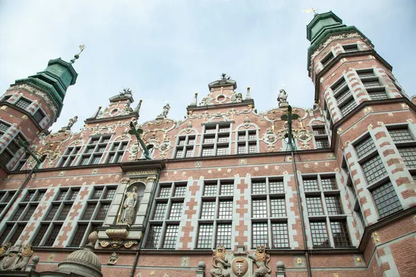 Gdansk eski kasabasındaki tarihi 17. yüzyıl binasının cephesi (Polonya).