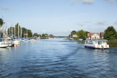 Minge köyünün (Litvanya) ana caddesinin yerini alan Minija Nehri 'nin sonbahar manzarası).