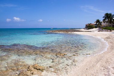 Grand Cayman Adası 'ndaki (Cayman Adaları) Seven Mile Beach' in renkli sularının manzarası).
