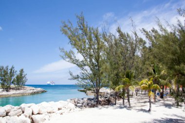 Bir yolcu gemisinden turistleri Küçük Stirrup Cay Adası 'na (Bahamalar) getiren bir su girişi manzarası).