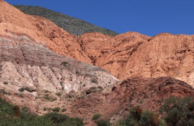 Jujuy eyaletinin ünlü Yedi Renkli Tepesi, Purmamarca turizm kasabası (Arjantin)). 