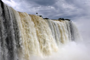 Brezilya tarafında bulutlu bir günde Iguazu Şelalesi 'nin yakın görüntüsü.