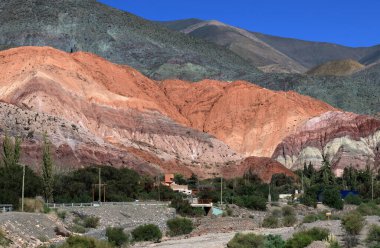 Ünlü Cerro de los Siete Colores 'in manzarası - Purmamarca turizm kasabasındaki Yedi Renk Tepesi, Jujuy (Arjantin)).