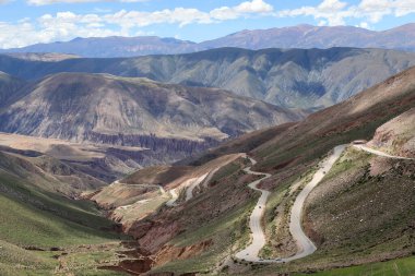 Dağlardan geçen yılansı yolun manzaralı manzarası, Jujuy eyaletinin (Arjantin) en yüksek rakımı olan 4 km yüksekliğe ulaşır.).